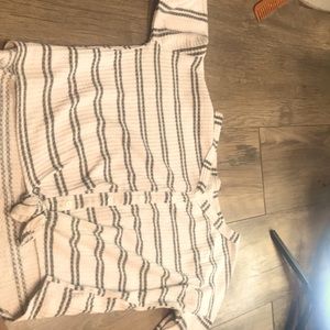 I’m selling a long sleeve shirt for 1 dollar it’s gray and white crop top